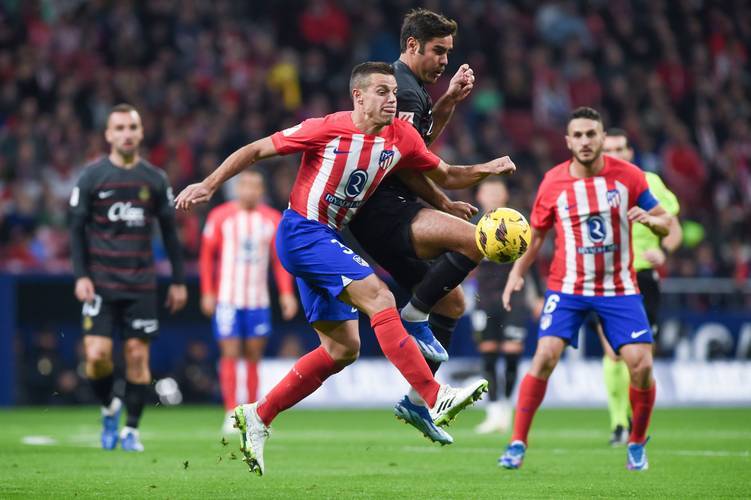 尤文航班延误，挪威当地球迷抓紧机会在机场与他们合影留念（尤文航班误点，挪威球迷趁机在机场合影）