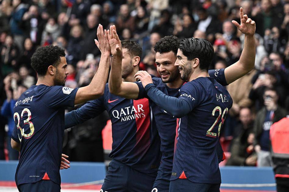 意甲积分榜：争冠白热化，米兰1球净胜球优势领先那不勒斯居首（意甲榜首之争白热化：米兰以1球净胜优势力压那不勒斯登顶）