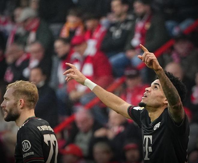 莱奥：我正在学习踢中锋，球队在场内场外都在帮助我（莱奥：正适应中锋角色，球队在场内外都在支持我）