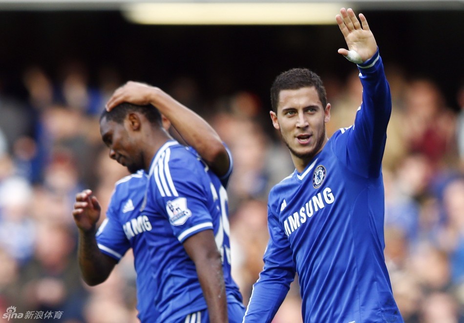 越来越大了，泰州高速口已经搭好巨幅“苏超”冠军标语（泰州高速口挂起巨幅“苏超”冠军标语，声势再升级）