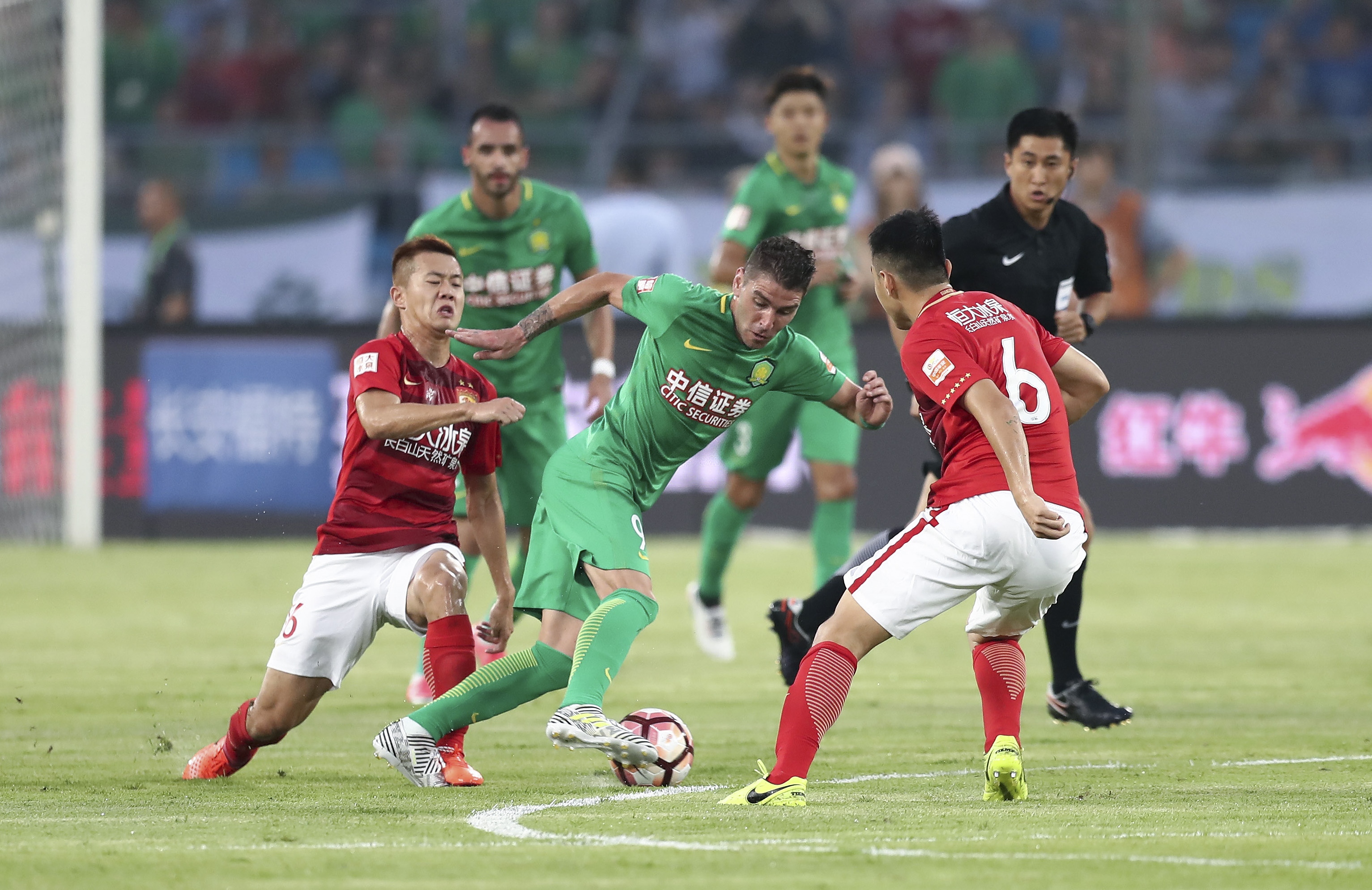 长春亚泰队启程出征青岛时，球迷用歌声为将士们送行（长春亚泰出征青岛，球迷以歌声送行）